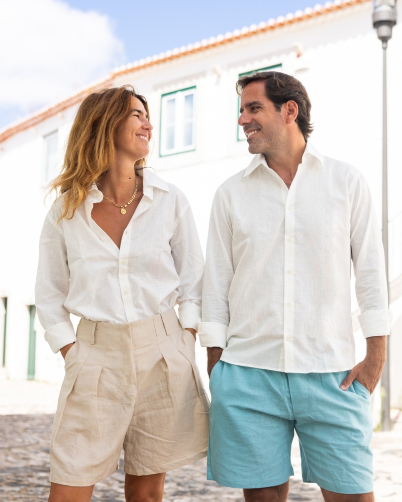 Uma camisa. Dois estilos. A nossa camisa branca de linho foi pensada para todos, com a simplicidade e…